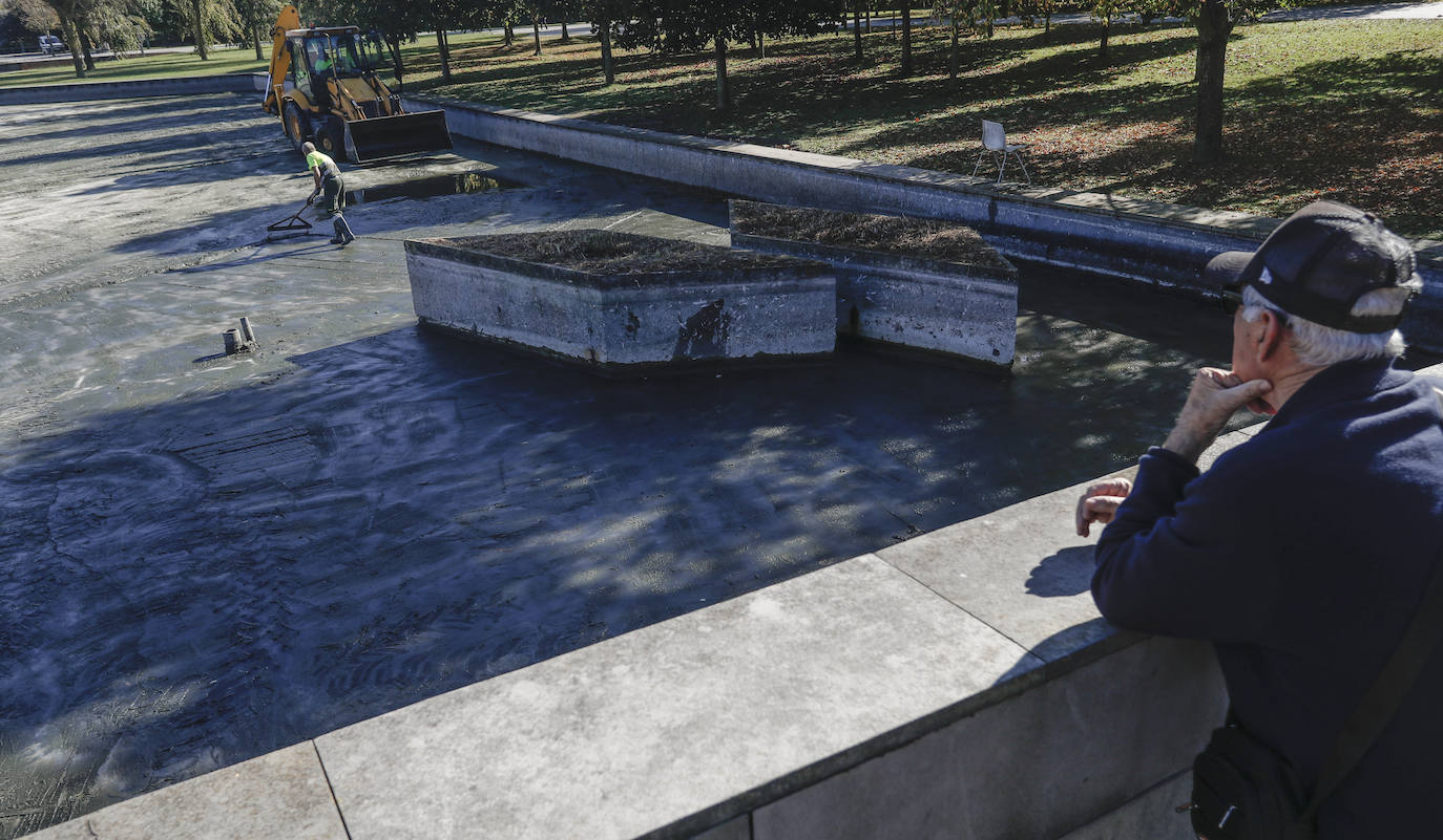 Los vecinos de Santander se han encontrado el lago artificial seco y a los patos caminando por la superficie sin agua. El Ayuntamiento aclara que se trata de una limpieza a fondo necesaria cada dos años