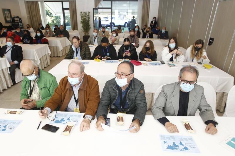 Los participantes en la cata de anchoas atienden las explicaciones en la ponencia antes de proceder