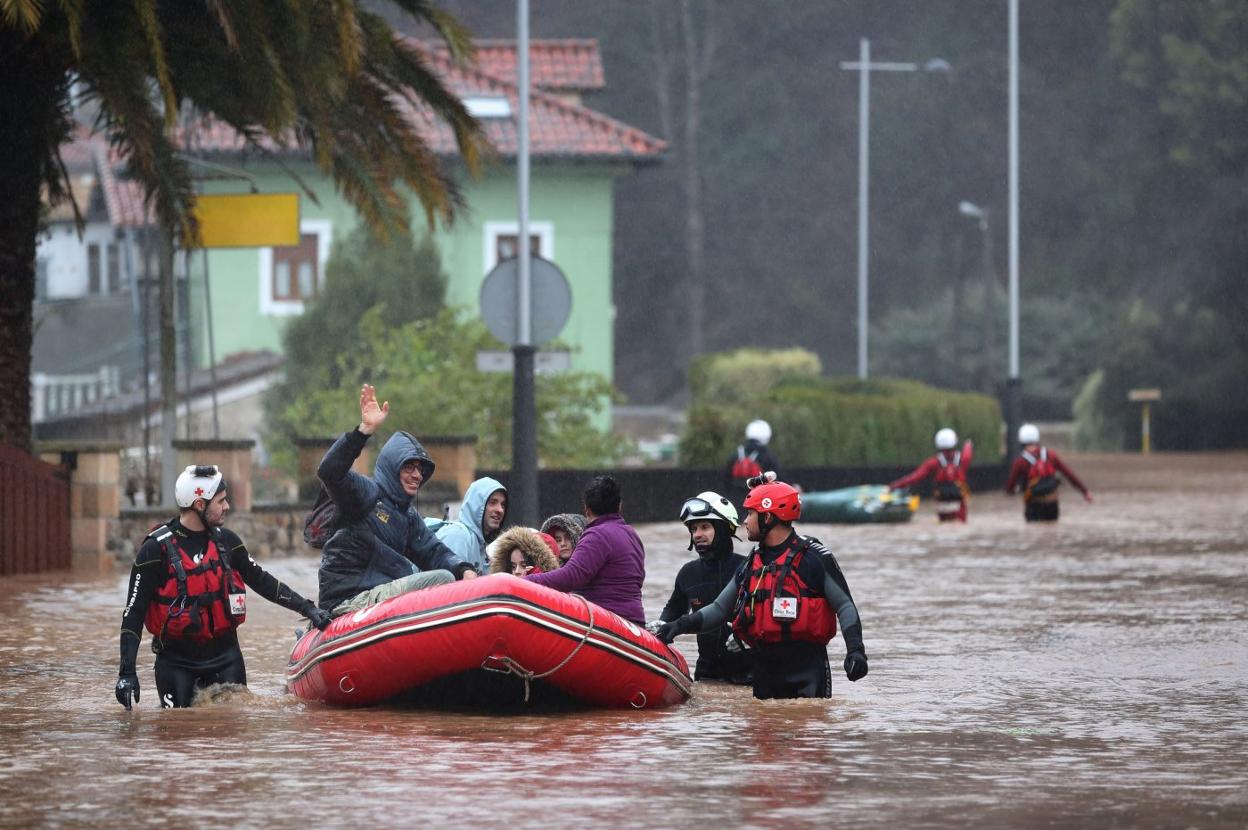 Varios vecinos de Mazcuerras son evacuados en una zodiac durante las inundaciones provocadas por el desbordamiento del Saja. 