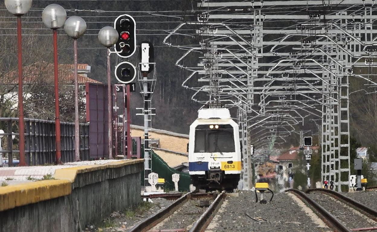 Un tren circula por la estación de Cabezón de la Sal. 