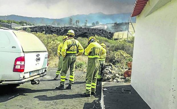 El cuerpo de bomberos y efectivos de la UME ayudan en los desalojos.