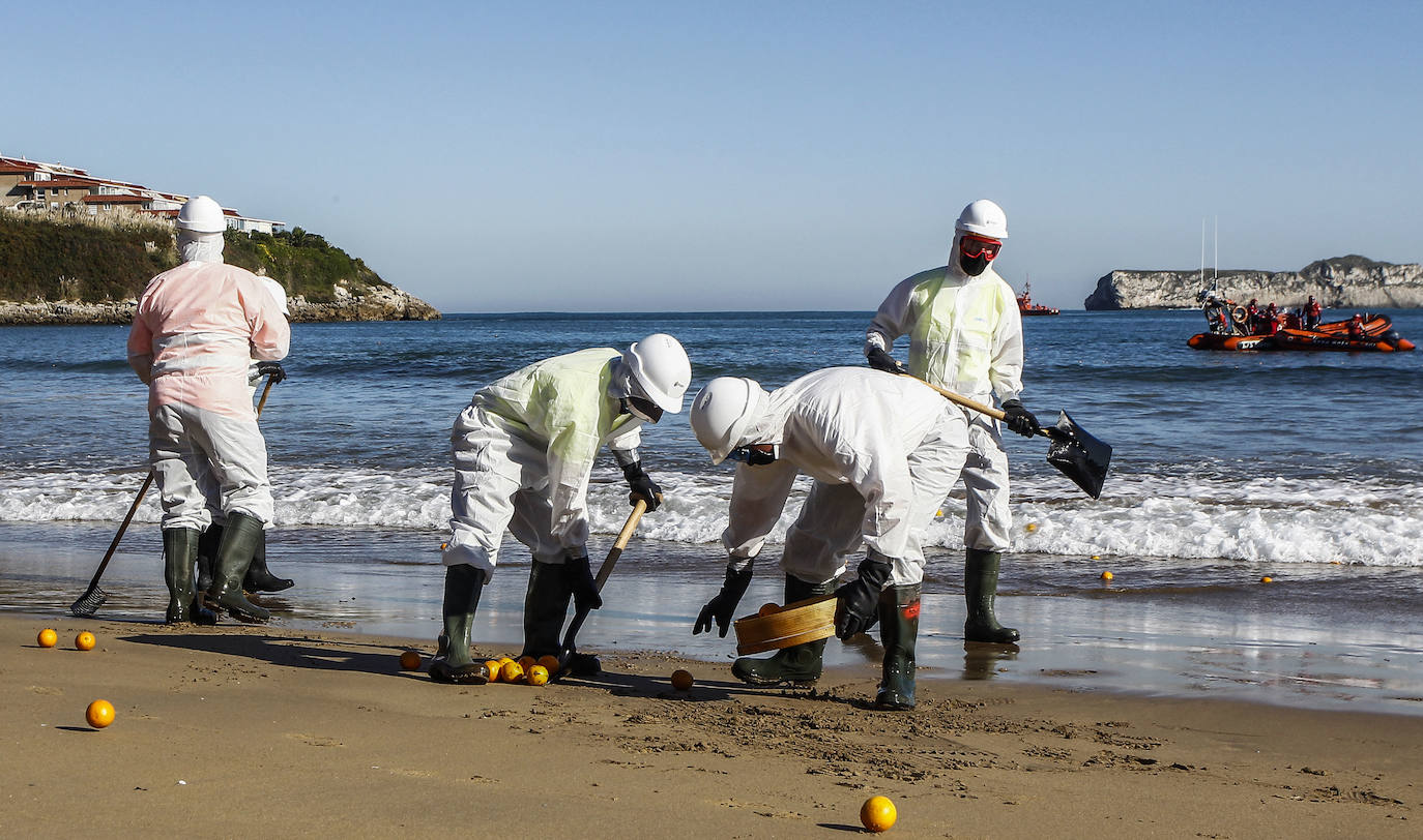 Fotos: Simulacro de actuación ante una posible contaminación marina accidental en la playa de La Concha