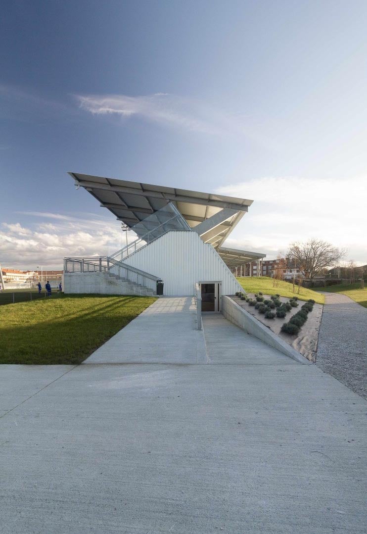 EDIFICIO DE GRADAS DE SOTO DE LA MARINA. ARQUITECTOS: DAVID SERRANO AMATRIAIN Y MAIER VÉLEZ OLABARRIA. PREMIO OBRA NUEVA NO RESIDENCIAL.