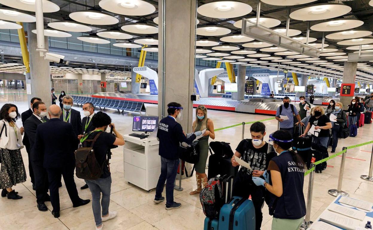 Pasajeros en uno de los aeropuertos gestionados por Aena. 