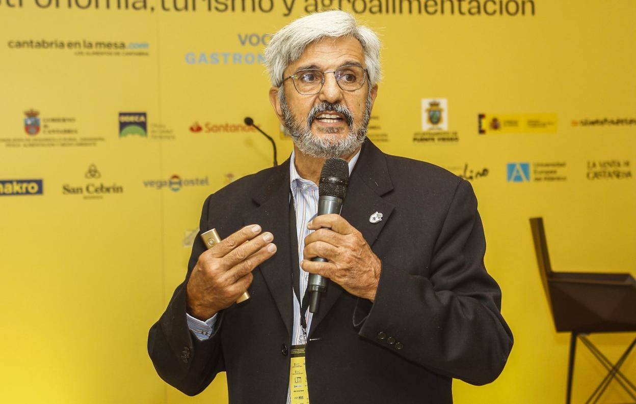 José Enrique, durante la ponencia inaugural. 