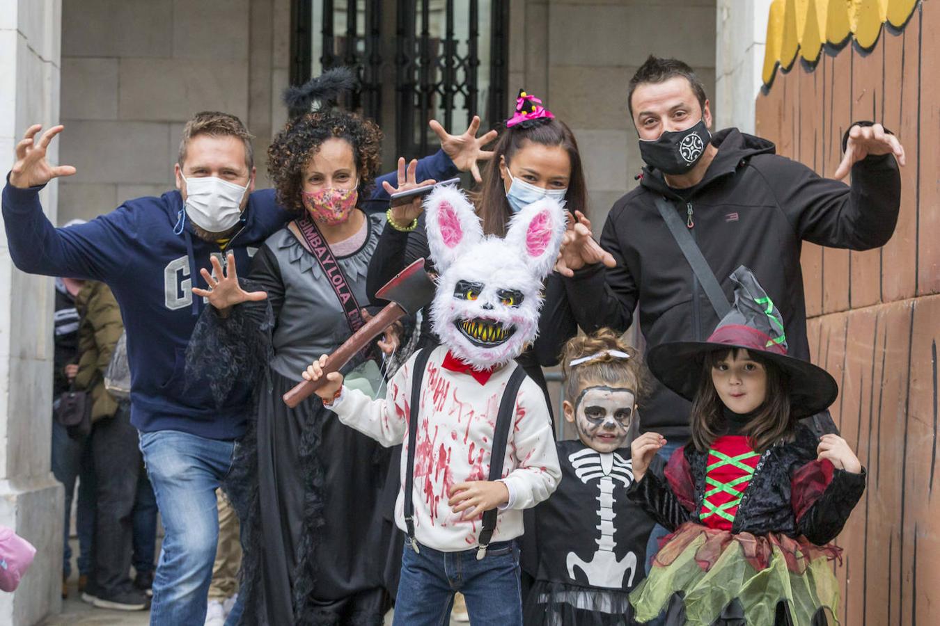 Niños y mayores han tomado las calles santanderinas con temibles disfraces.