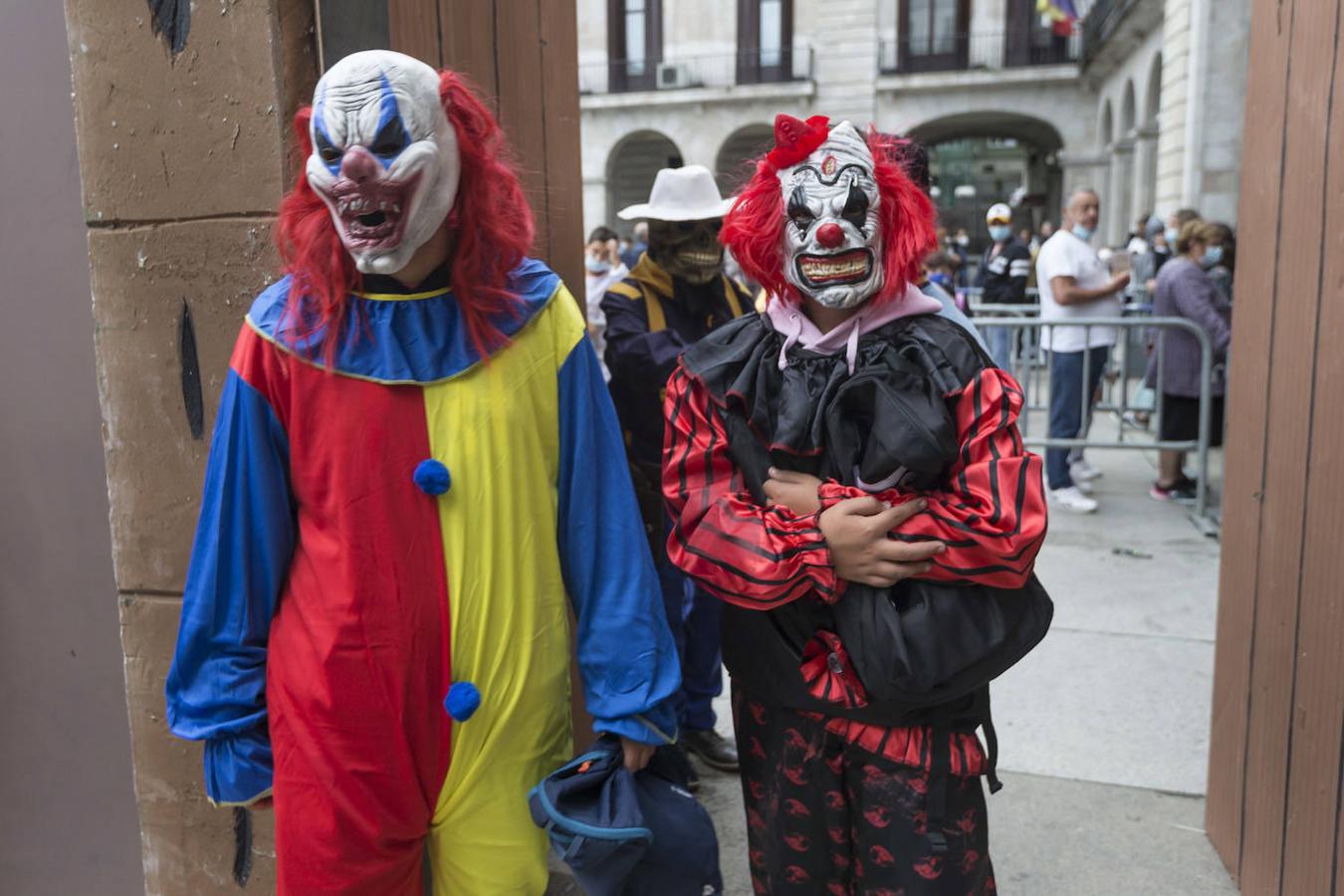 Niños y mayores han tomado las calles santanderinas con temibles disfraces.