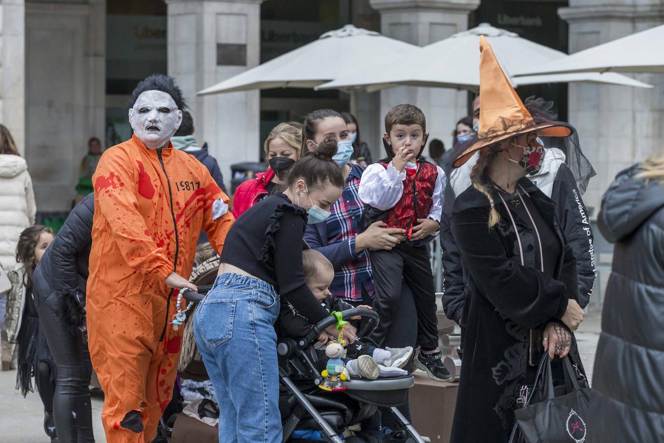 Niños y mayores han tomado las calles santanderinas con temibles disfraces.