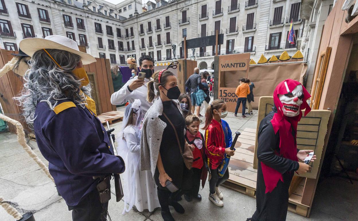 El pasaje del terror convirtió este sábado la Plaza Porticada en el escenario de una película de miedo.