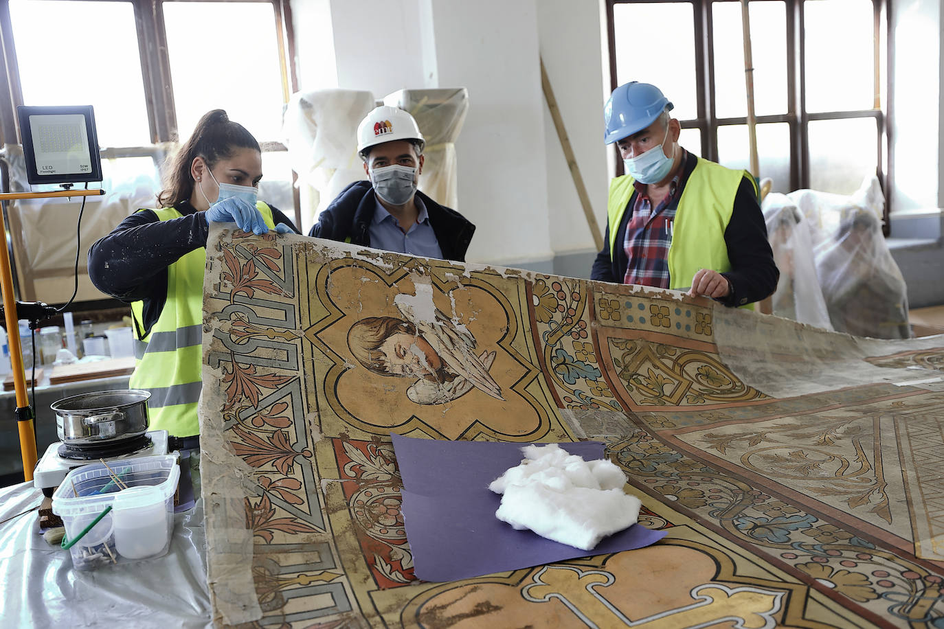 Fotos: Lienzos y muebles ya restaurados vuelven a la iglesia del Seminario Mayor de Comillas