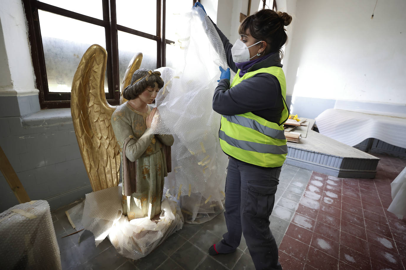 Fotos: Lienzos y muebles ya restaurados vuelven a la iglesia del Seminario Mayor de Comillas