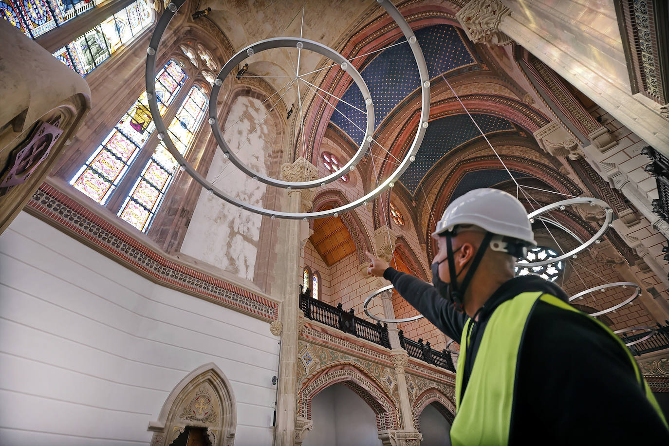 Fotos: Lienzos y muebles ya restaurados vuelven a la iglesia del Seminario Mayor de Comillas