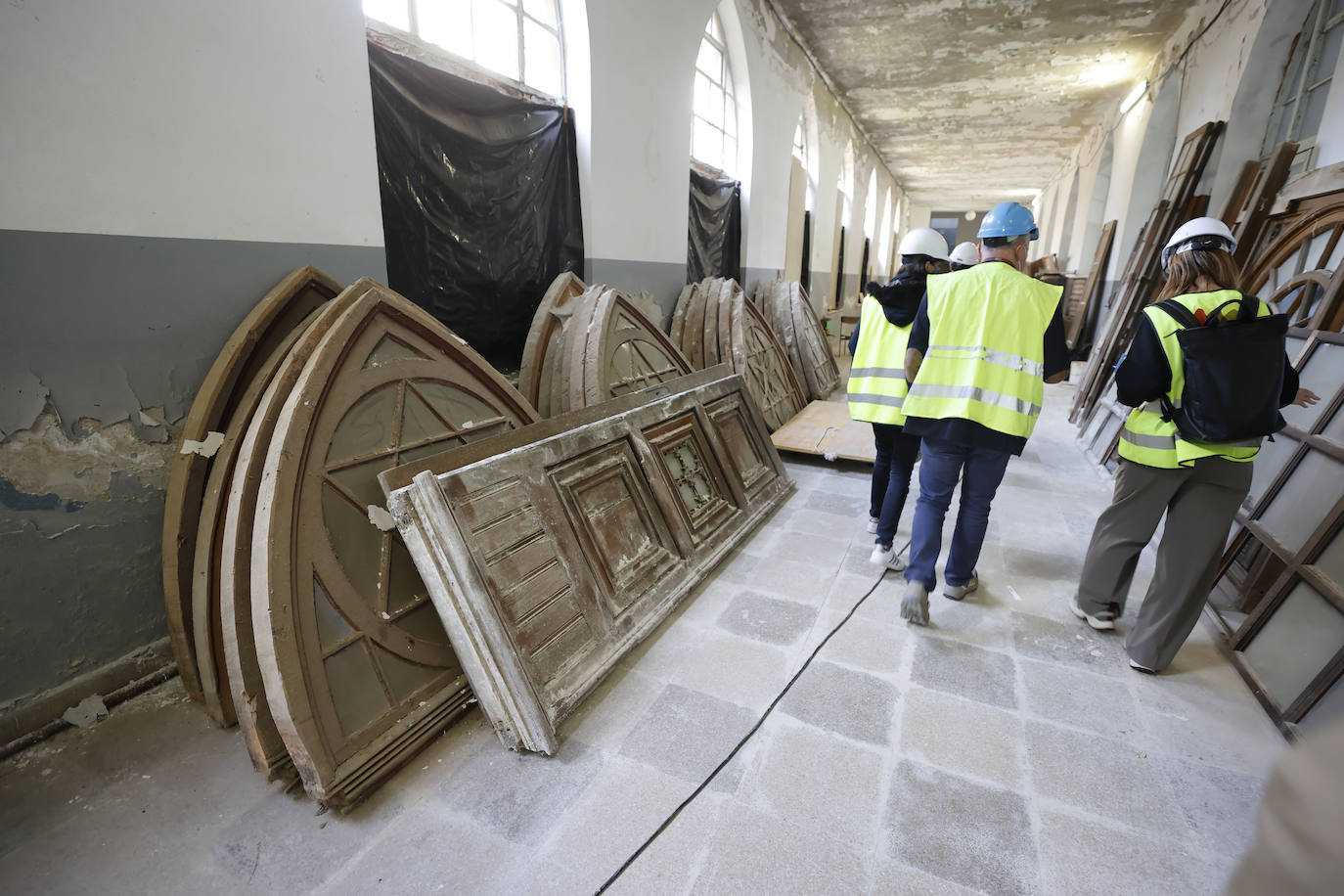 Fotos: Lienzos y muebles ya restaurados vuelven a la iglesia del Seminario Mayor de Comillas