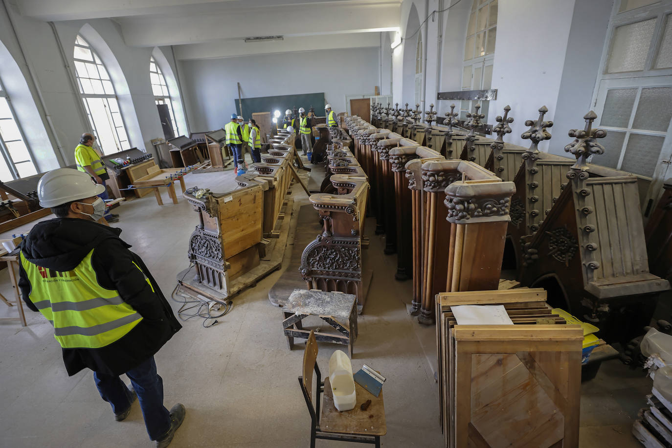 Fotos: Lienzos y muebles ya restaurados vuelven a la iglesia del Seminario Mayor de Comillas