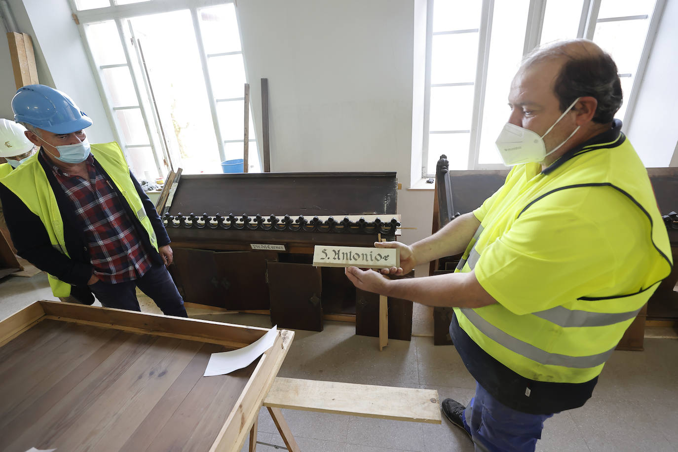 Fotos: Lienzos y muebles ya restaurados vuelven a la iglesia del Seminario Mayor de Comillas