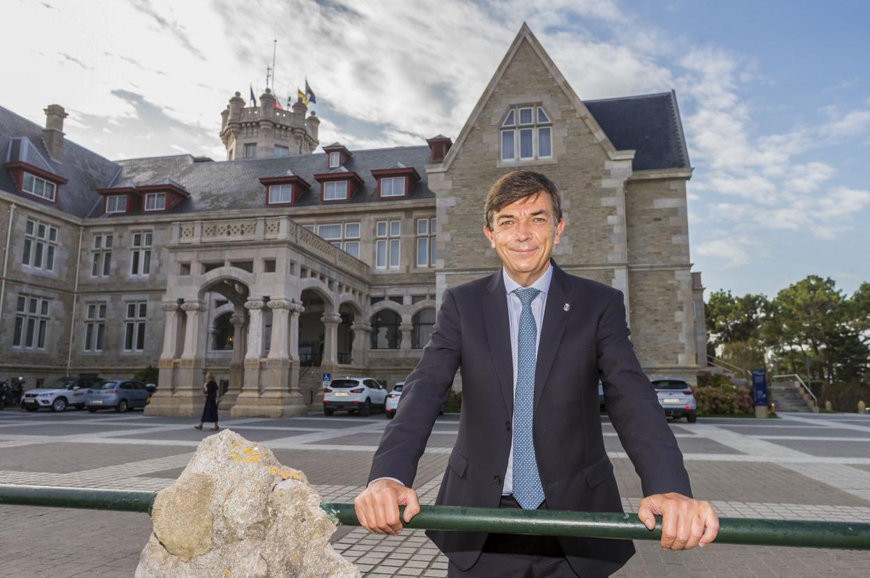 El nuevo rector de la UIMP, Carlos Andradas, posa en La Magdalena, durante su primera visita institucional. 