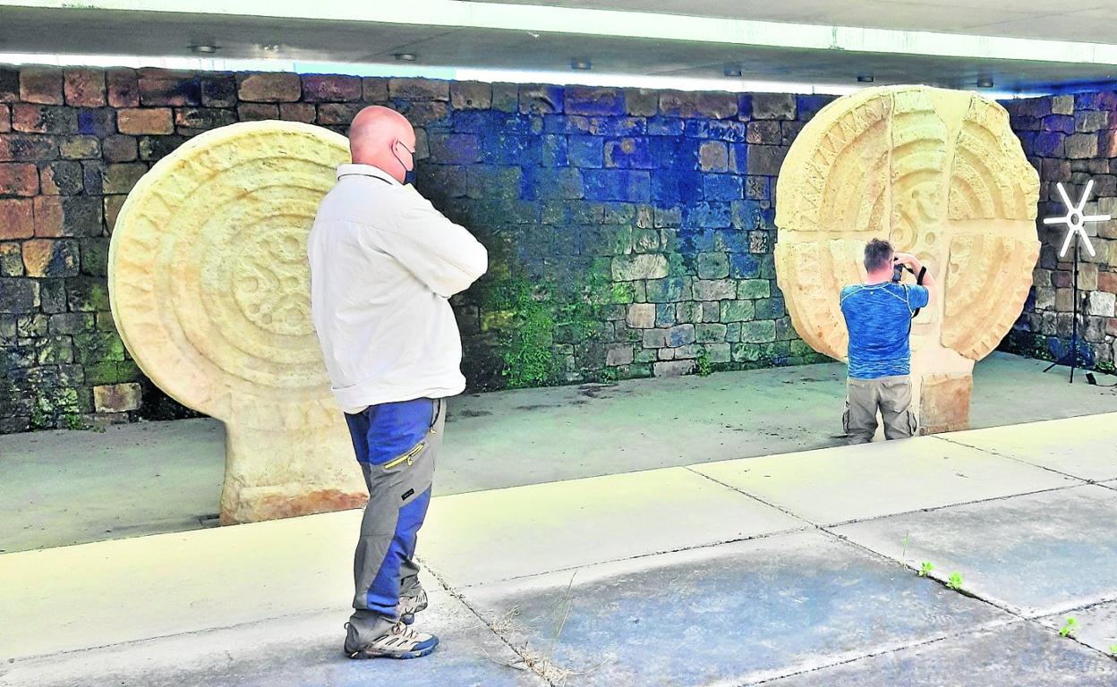 Las paredes del Parque de las Estelas hablan por sí solas de la humedad que soporta el edificio. 
