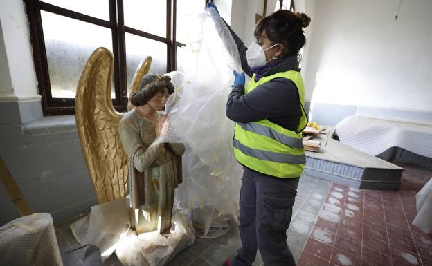 Imagen principal - Salen a la luz los lienzos de la iglesia de Comillas para su restauración