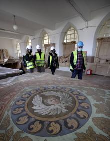 Imagen secundaria 2 - Salen a la luz los lienzos de la iglesia de Comillas para su restauración