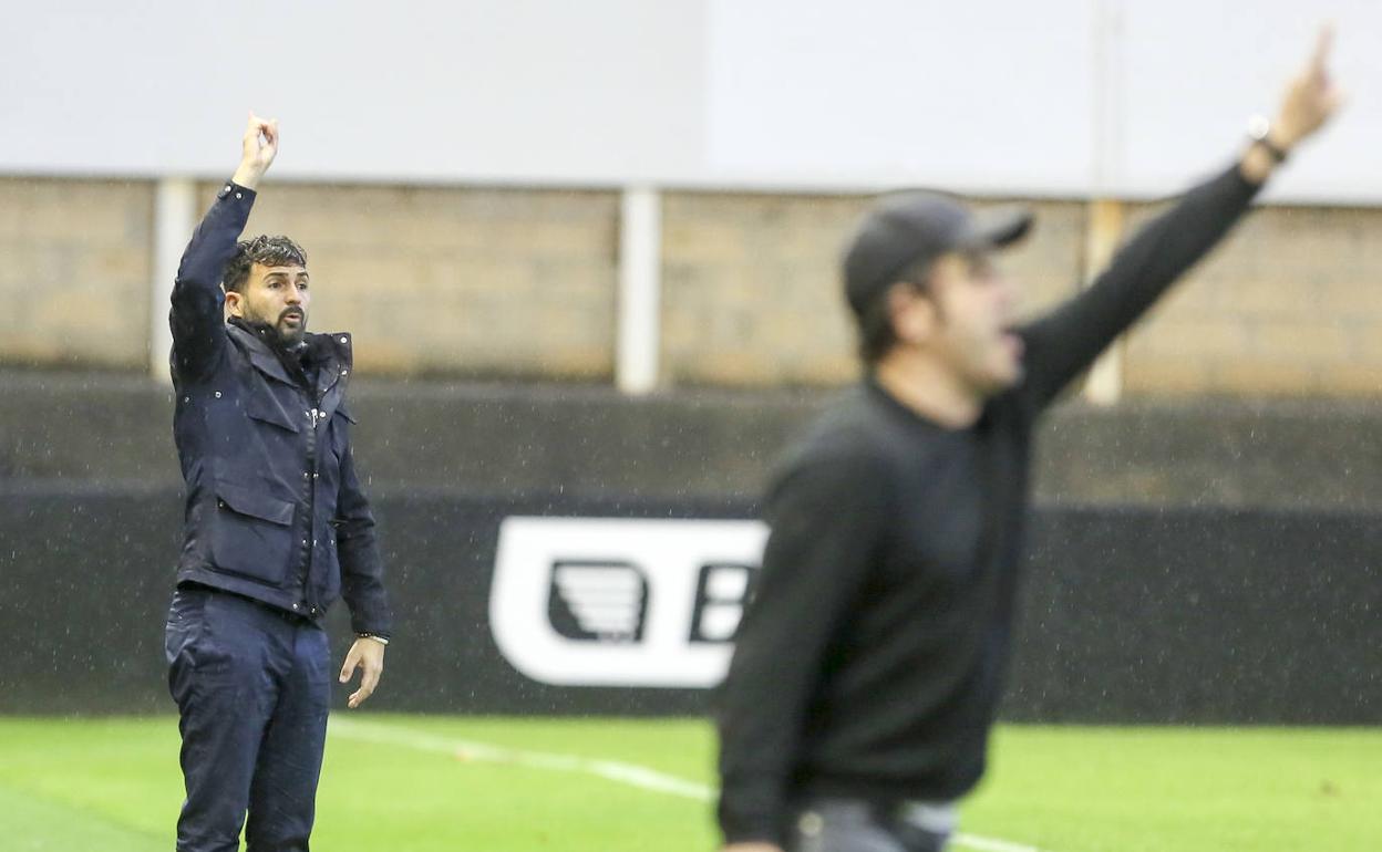 Guillermo Fernández Romo, tras Aitor Zulaika, da instrucciones a sus jugadores bajo la lluvia en Irún.