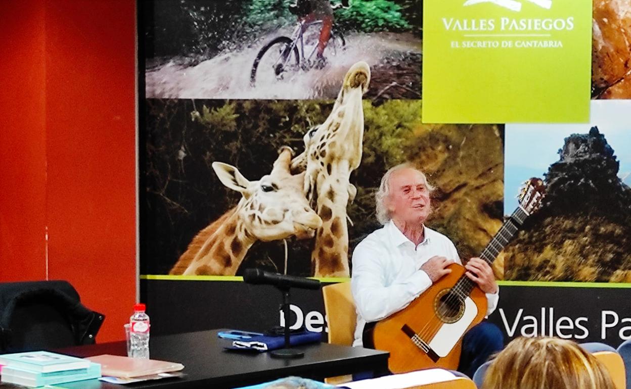 Manuel Iberia con su inseparable guitarra durante la presentación de su biografía. 