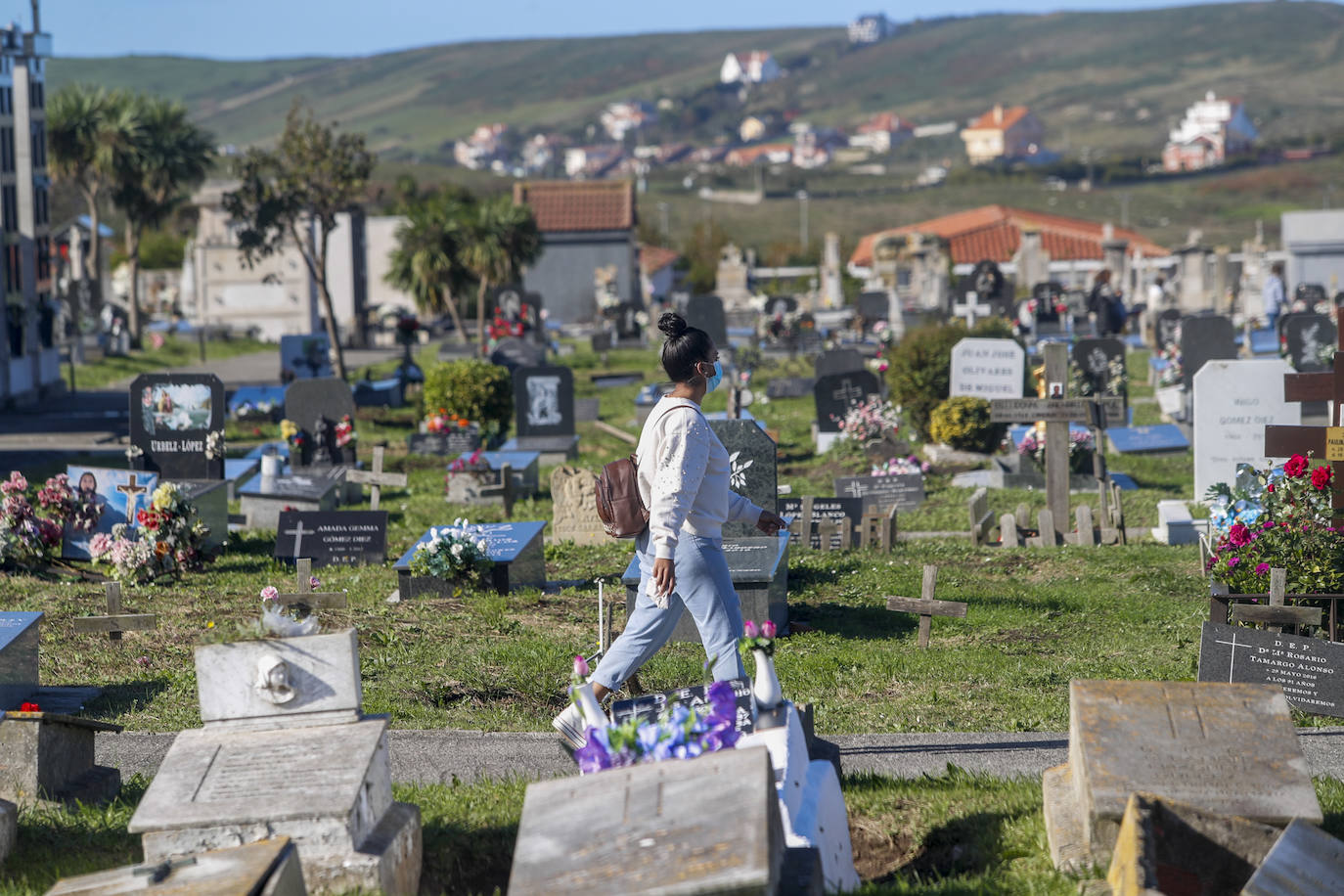 Escenas del Día de los Difuntos en el cementerio de Ciriego (Santander).