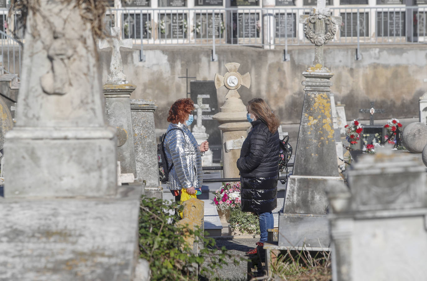 Escenas del Día de los Difuntos en el cementerio de Ciriego (Santander).
