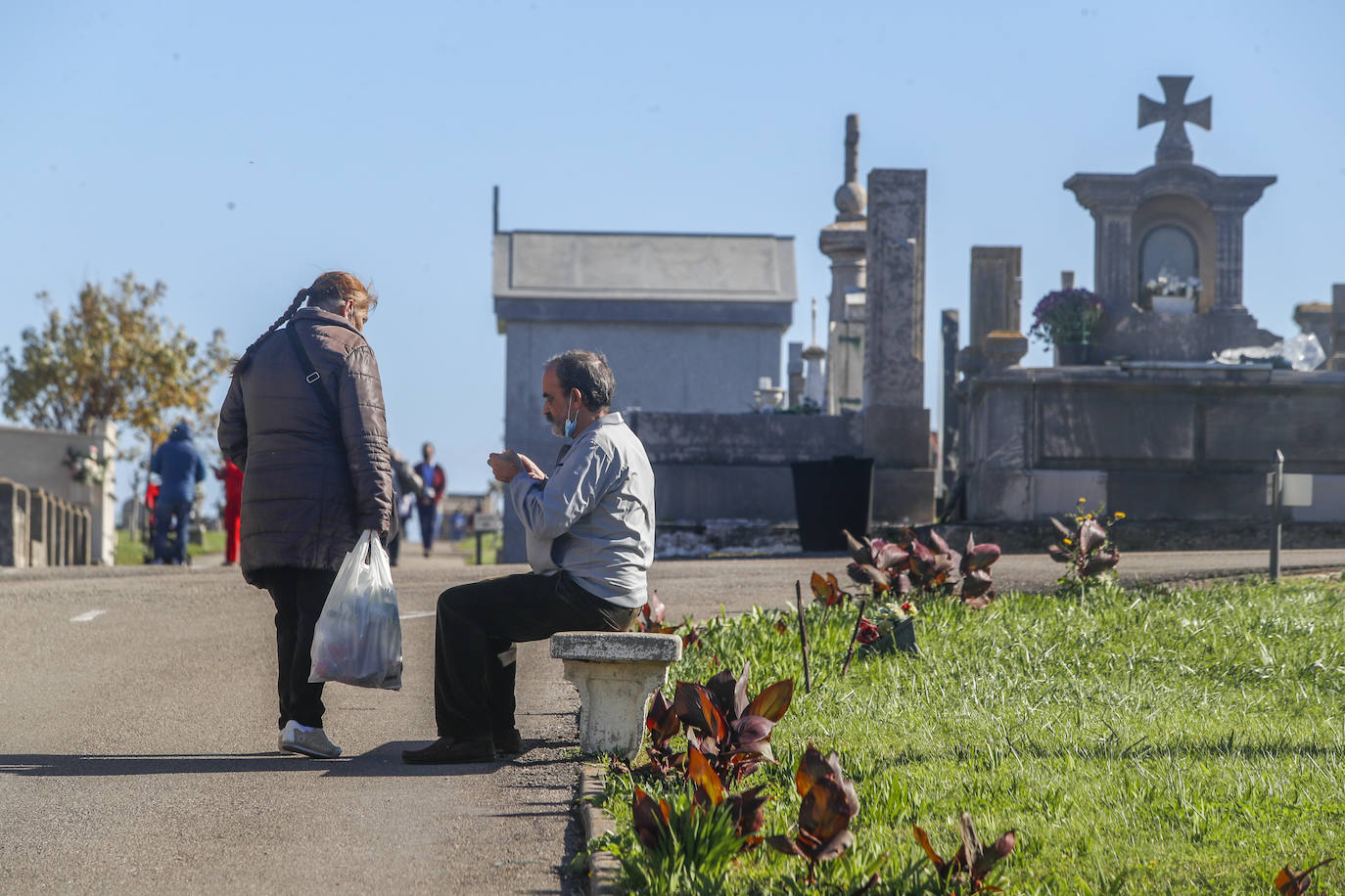 Escenas del Día de los Difuntos en el cementerio de Ciriego (Santander).