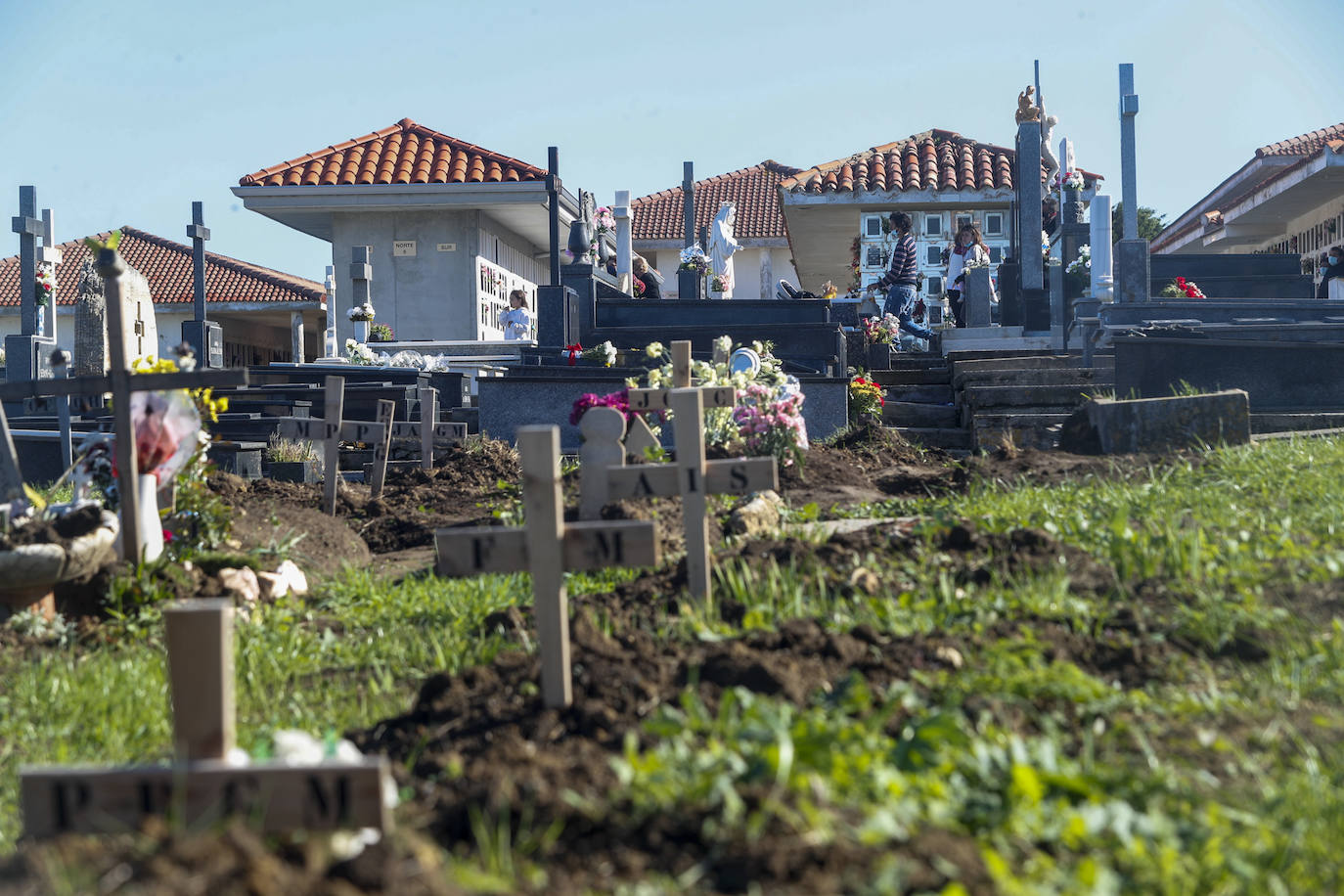 Escenas del Día de los Difuntos en el cementerio de Ciriego (Santander).