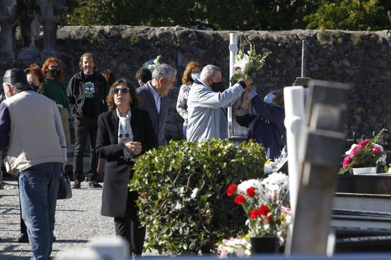 Escenas de Todos los Santos en el cementerio Geloria de La LLama (Torrelavega).