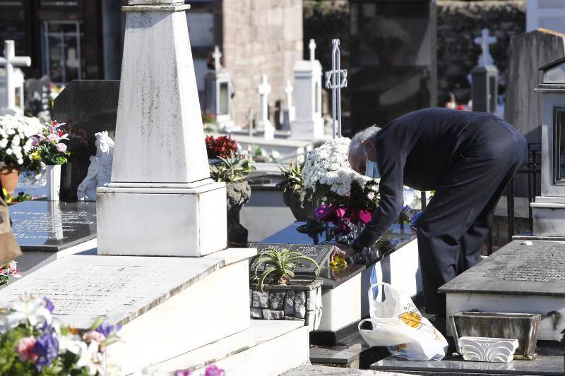 Escenas de Todos los Santos en el cementerio Geloria de La LLama (Torrelavega).