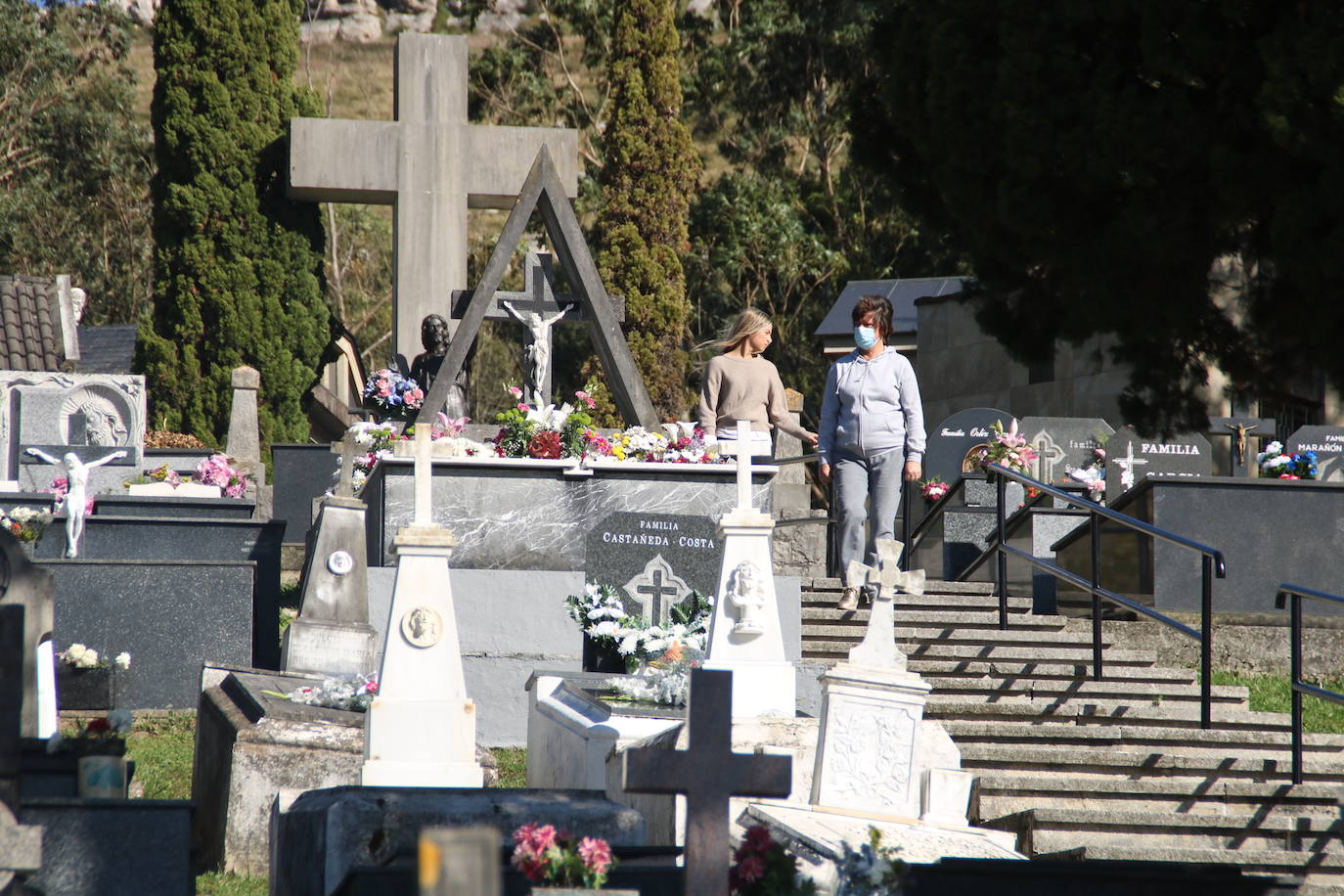 Cementerio de La Cavada, uno de los más reconocidos de Cantabria por su valor arquitectónico y por el entorno en el que se enmarca.