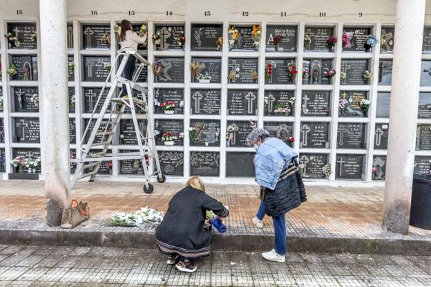 Los cementerios amplían sus servicios por Todos los Santos