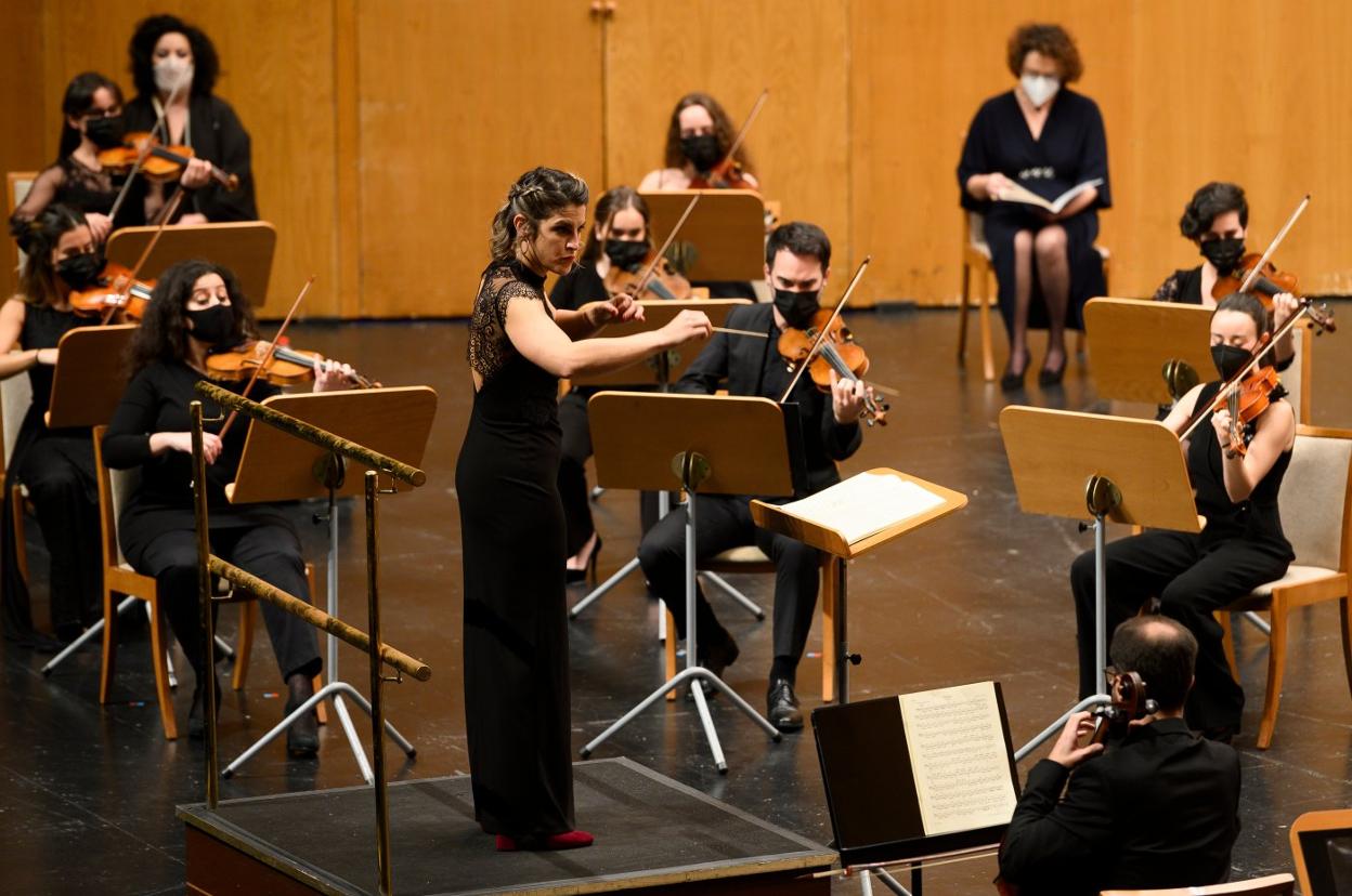 Paula Sumillera dirige a la orquesta durante uno de sus conciertos. 