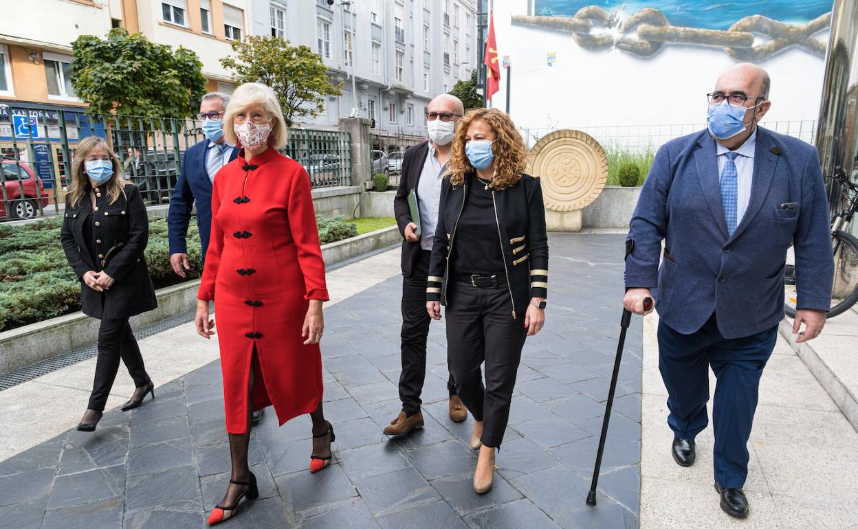 Marina Lombó, acompañada por Florentina Alonso, Jesús Oria, Mercedes García, Javier Gutiérrez y Ricardo Lombera.