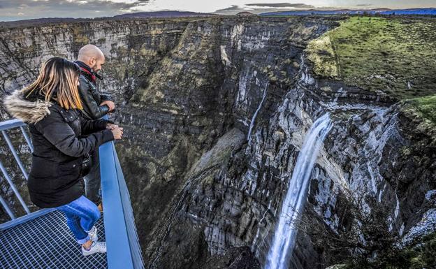 na pareja observa el salto desde un mirador. /