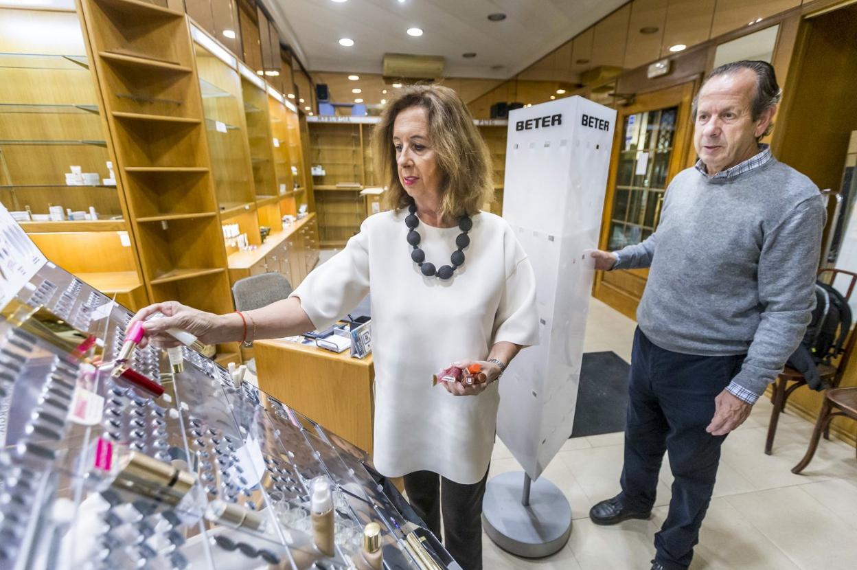 Luisa y Fernando Calderón, en la perfumería Calderón, su negocio familiar, cerrado este pasado sábado tras cien años de existencia. 