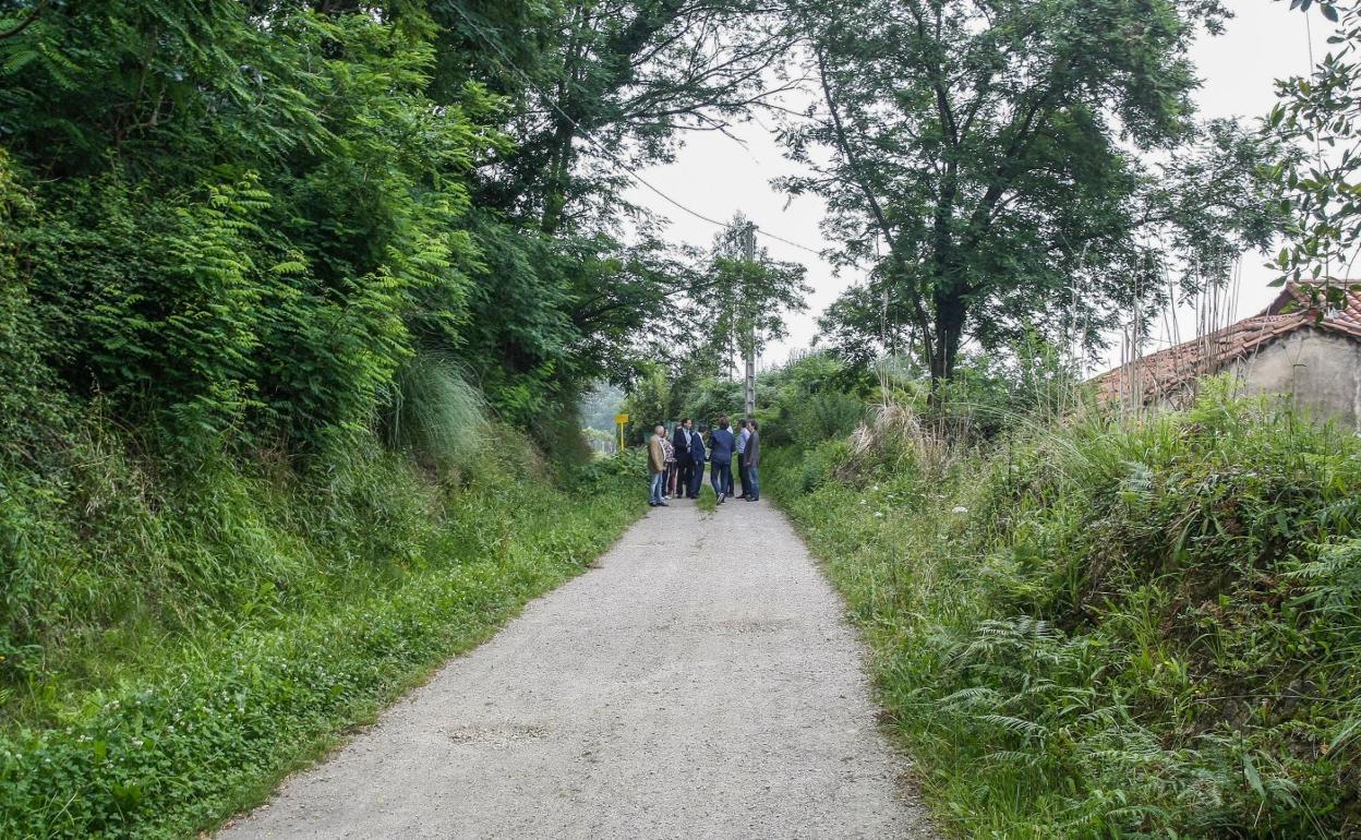 Visita de autoridades locales y regionales al futuro trazado del vial.