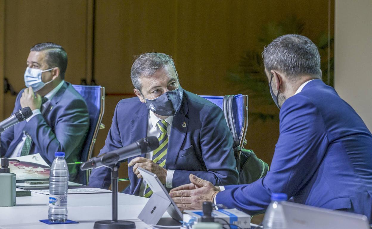 Alfredo Pérez habla con el secretario del club, David González Pescador, en la anterior Junta de Accionistas, con Pedro Ortiz al fondo.