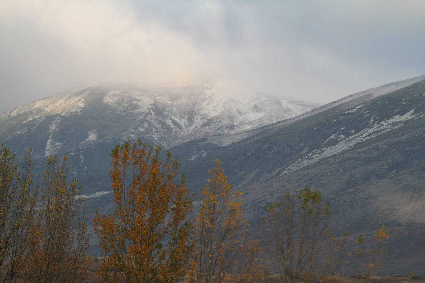 Los picos campurrianos Liguardi y Cordel reciben las primeras nieves de la temporada.