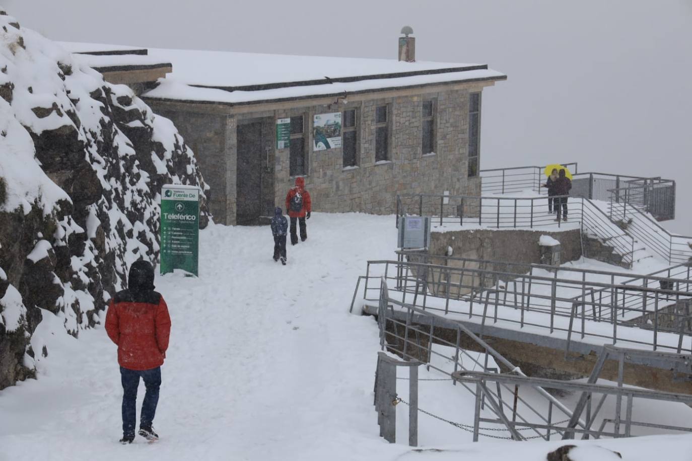 Este mediodía estaba nevando en la estación del teleférico.