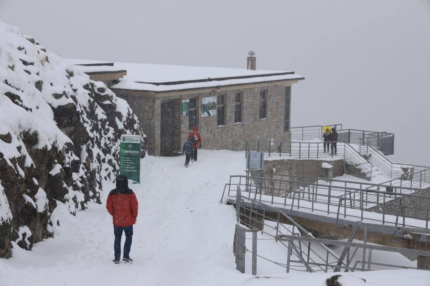 Numerosas personas subieron hasta la estación del teleférico para disfrutar de la nieve.