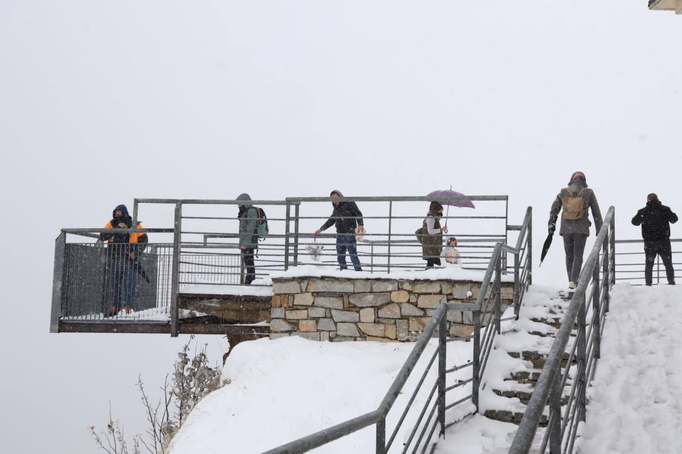 Numerosas personas subieron hasta la estación del teleférico para disfrutar de la nieve.