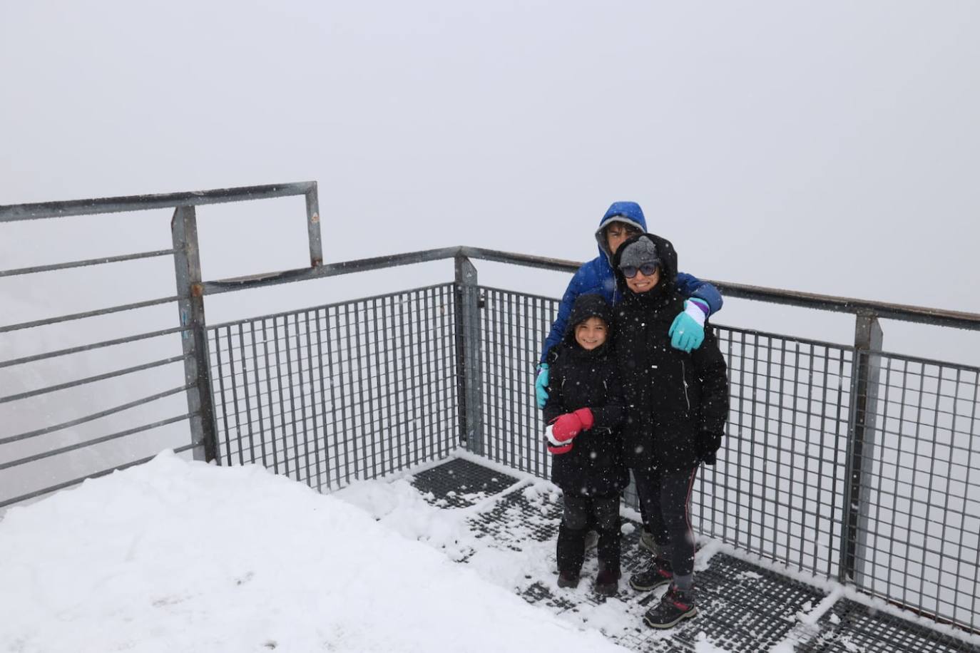 Una familia posa en el teleférico.