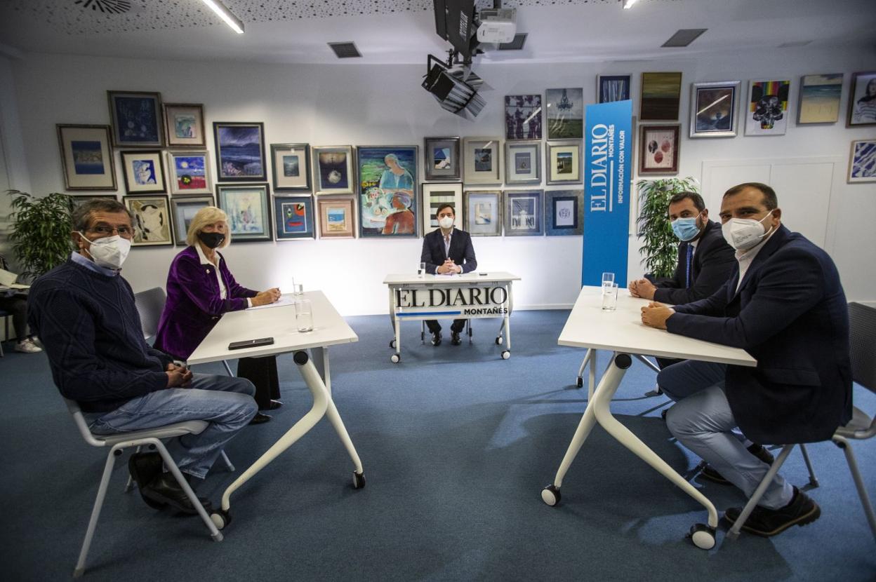 Jose Antonio Sánchez Raba, director del colegio Cisneros; Marina Lombó, consejera de Educación; Jesús Lastra, moderador; Joaquín González, director de Telefónica en Cantabria, y Alejandro Trigos, director de Cifra Educación, ayer, en El Diario Montañés en el foro sobre la digitalización de la Educación. 