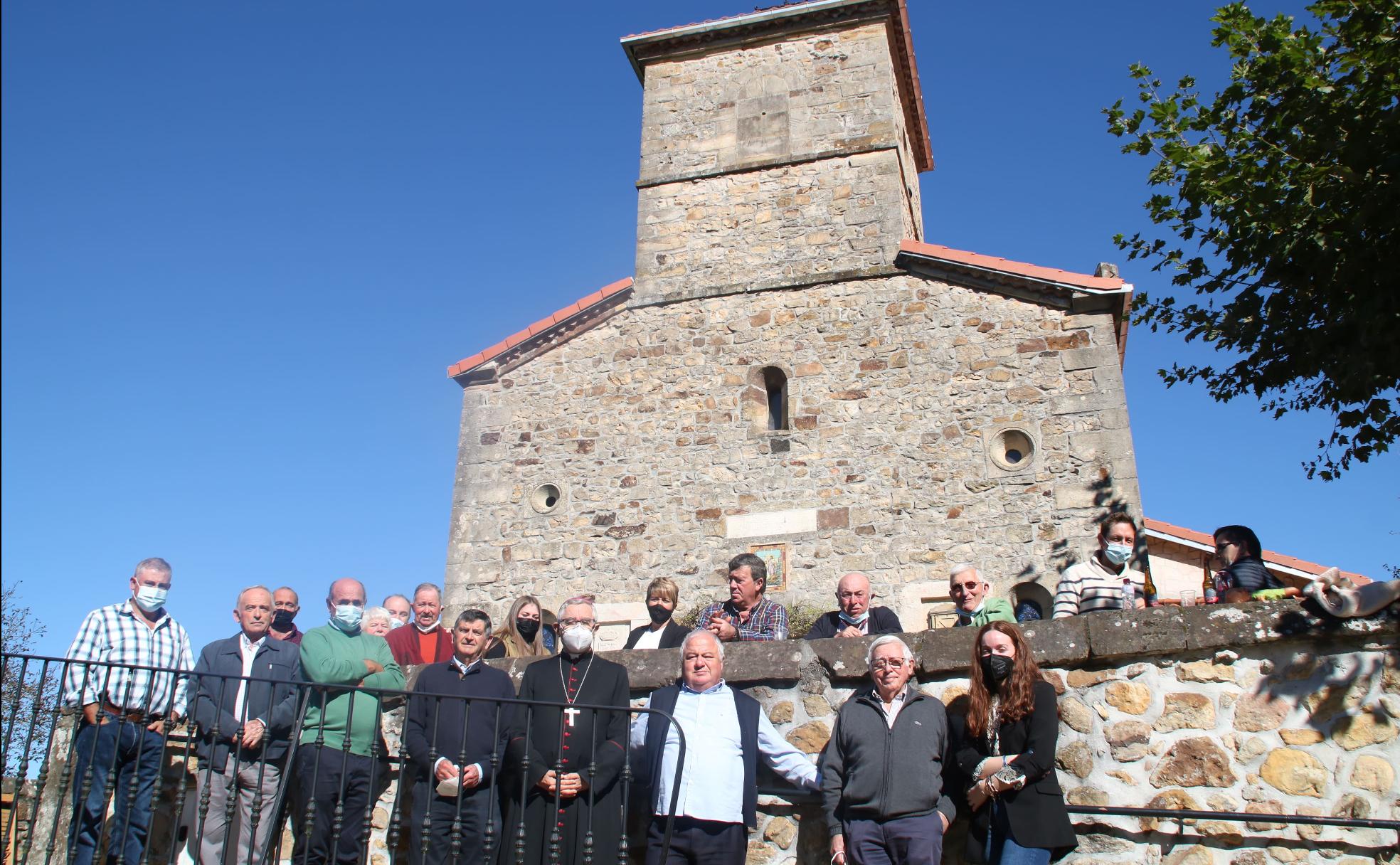 Los vecinos de Santander posan a la salida de misa junto al obispo de Santander y al párroco 