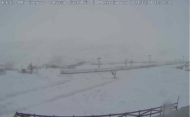 Imagen capturada de la cámara de Meteocampoo de la zona de Calgosa, en la estación de esquí, a las once de la mañana.