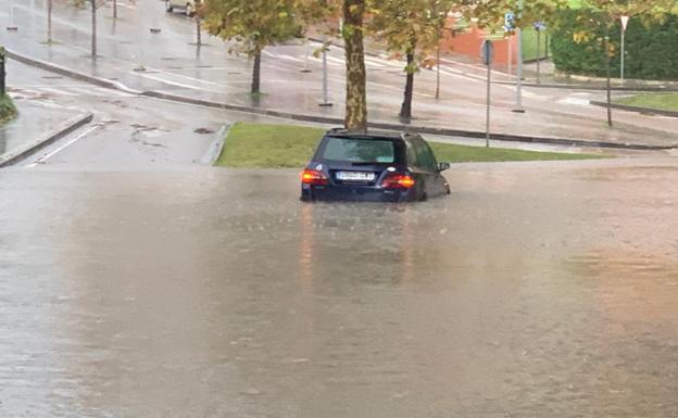 Coche bloqueado en la subida al faro.