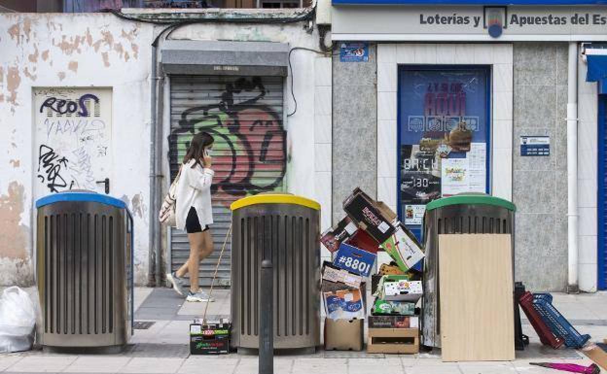 Basura acumulada en una céntrica calle de Santander. 