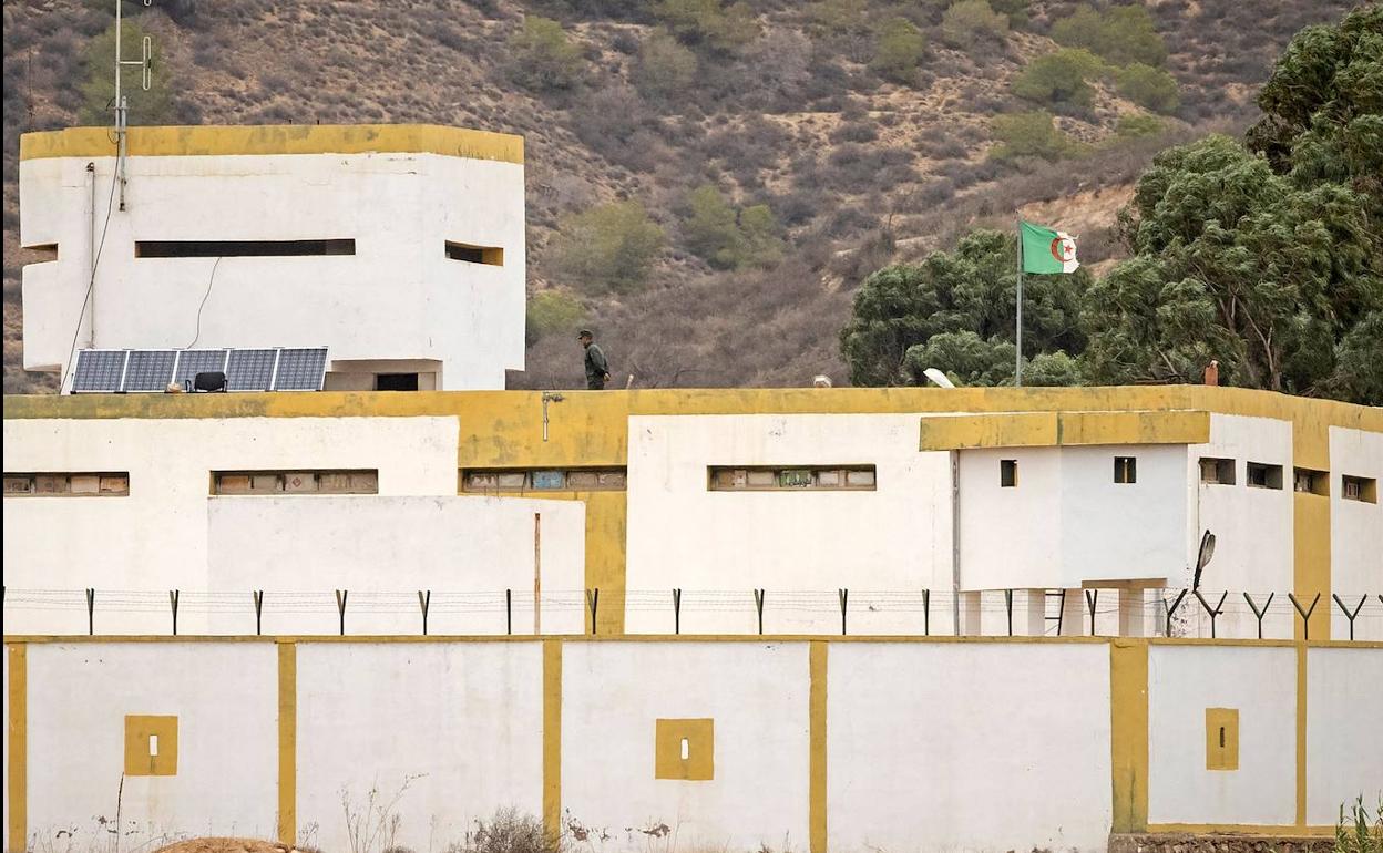 Un soldado argelino vigila la frontera desde un asentamiento militar cercano a la ciudad marroquí de Oujda.